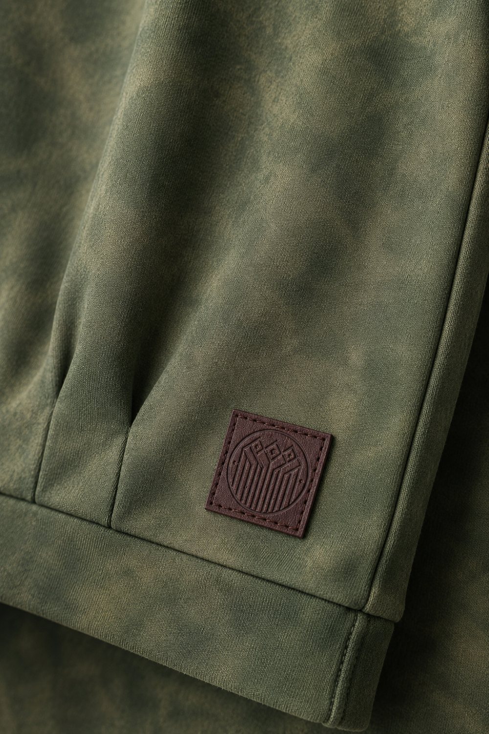Detail batikované mikinky Nikita khaki